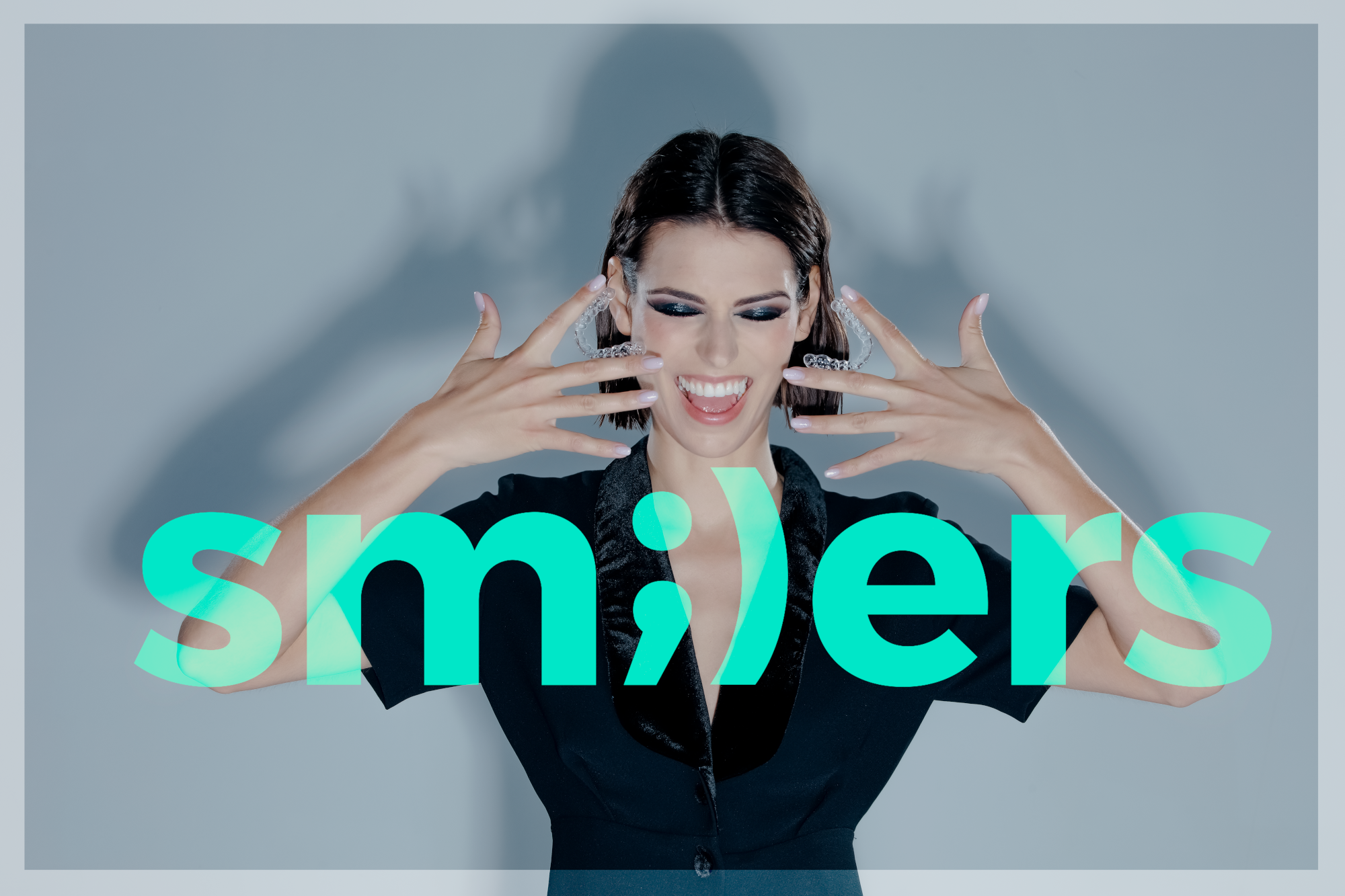 visuel femme sourire ; gouttières ; smilers logo vert